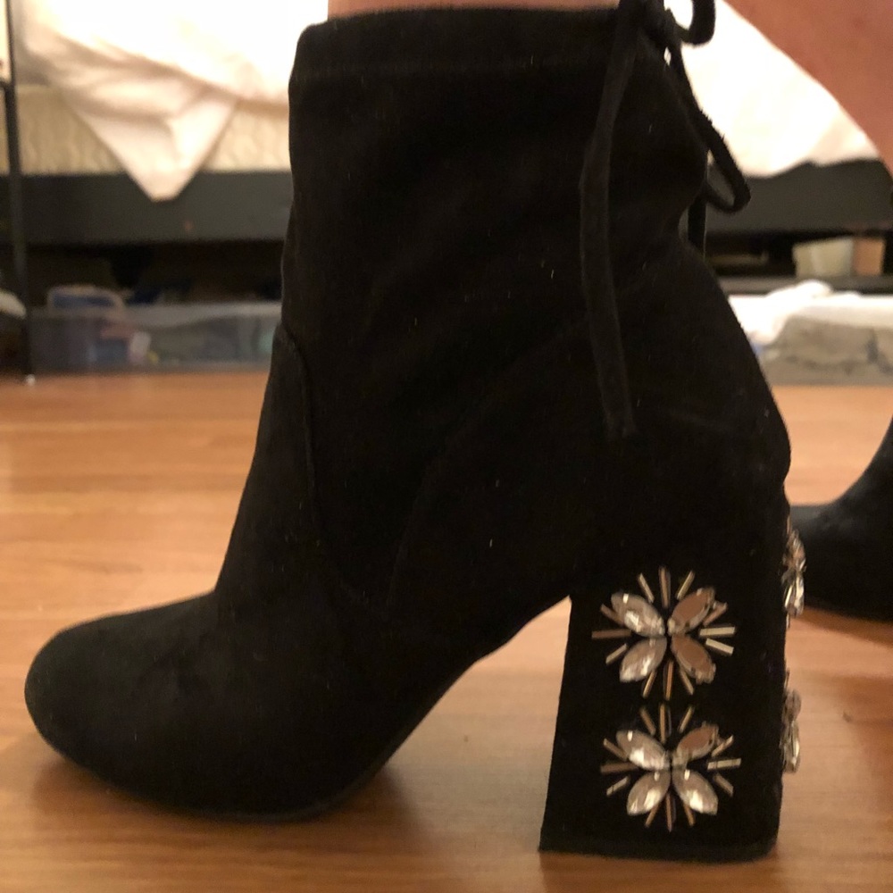 Black size 8 booties